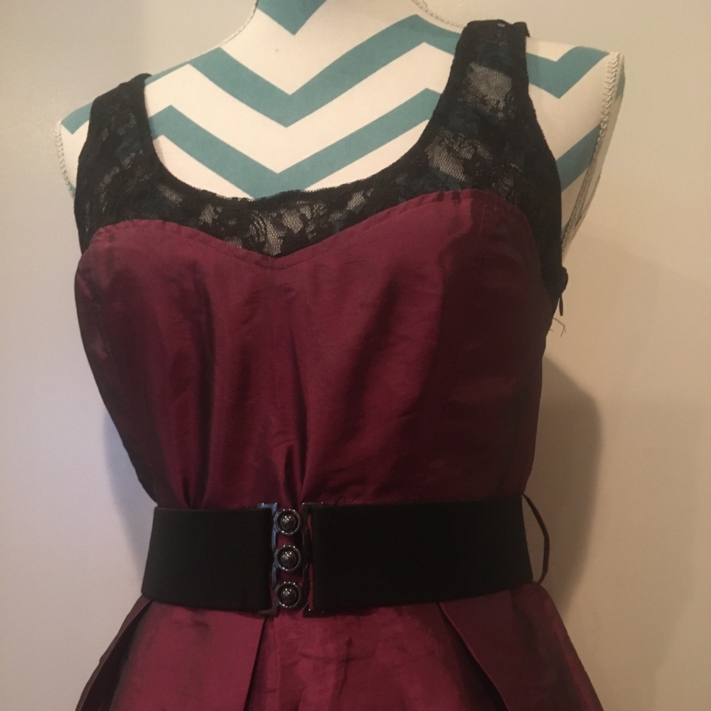 Burgundy violet lace dress with belt - Picture 2 of 8
